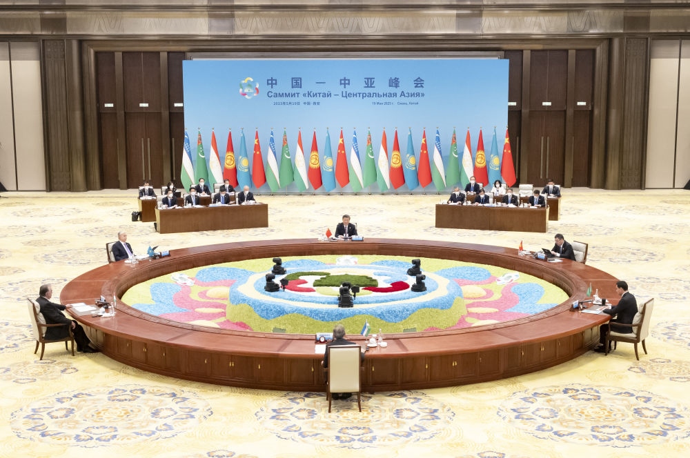 5月19日上午，國家主席習近平在陜西省西安市主持首屆中國－中亞峰會并發(fā)表題為《攜手建設守望相助、共同發(fā)展、普遍安全、世代友好的中國－中亞命運共同體》的主旨講話。哈薩克斯坦總統(tǒng)托卡耶夫、吉爾吉斯斯坦總統(tǒng)扎帕羅夫、塔吉克斯坦總統(tǒng)拉赫蒙、土庫曼斯坦總統(tǒng)別爾德穆哈梅多夫、烏茲別克斯坦總統(tǒng)米爾濟約耶夫出席。新華社記者 丁海濤 攝