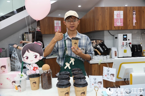 謝雨橋展示制作好的咖啡。人民網(wǎng)記者 馬曉波攝