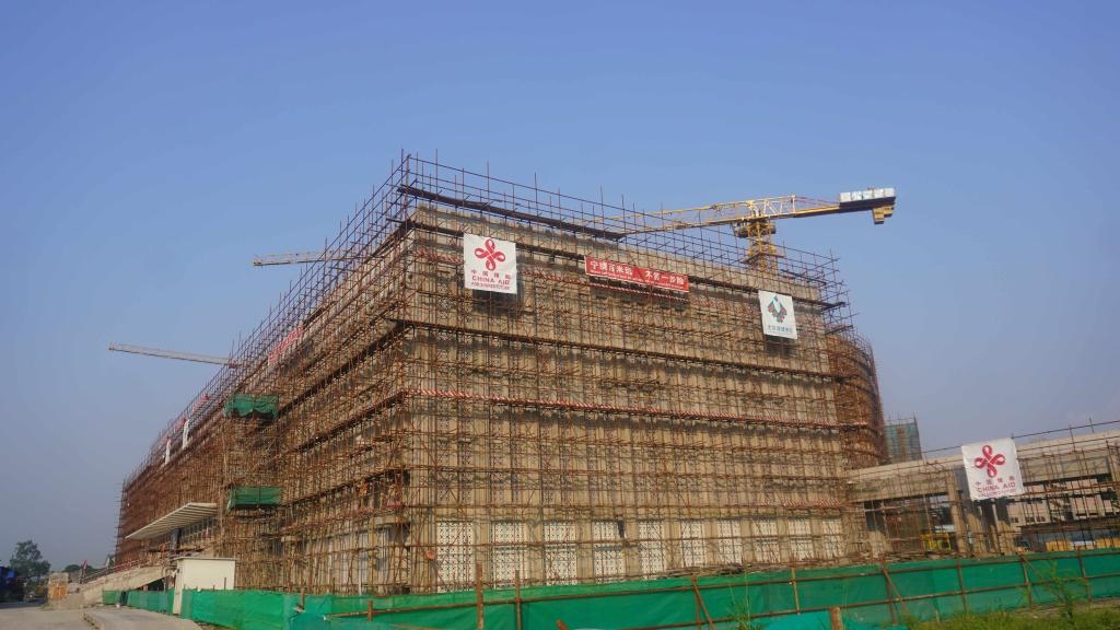 這是2023年5月23日在剛果（金）首都金沙薩拍攝的由中國援建的中部非洲文化藝術中心項目施工現(xiàn)場。