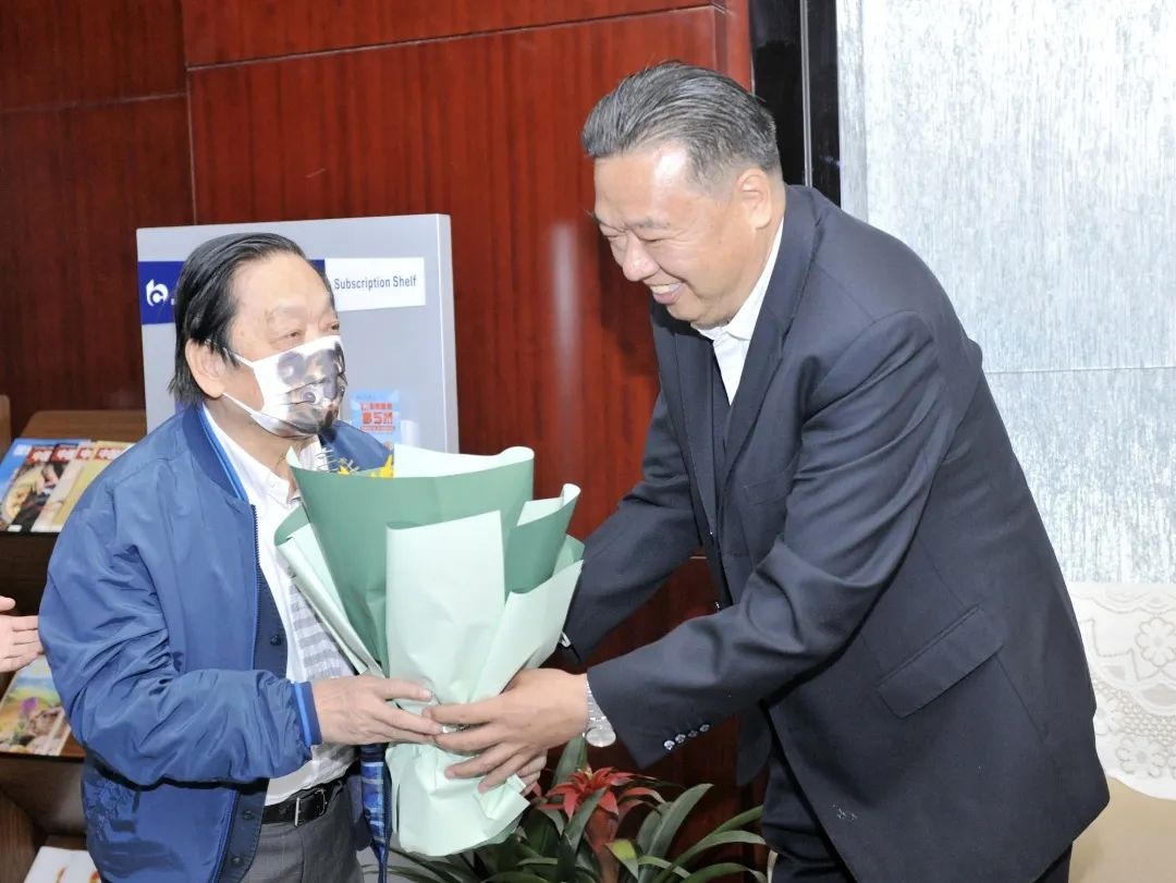 ▲青海省政協(xié)副主席、青海省林草局黨組書記、局長、祁連山國家公園青海省管理局局長李曉南在機(jī)場迎接韓美林