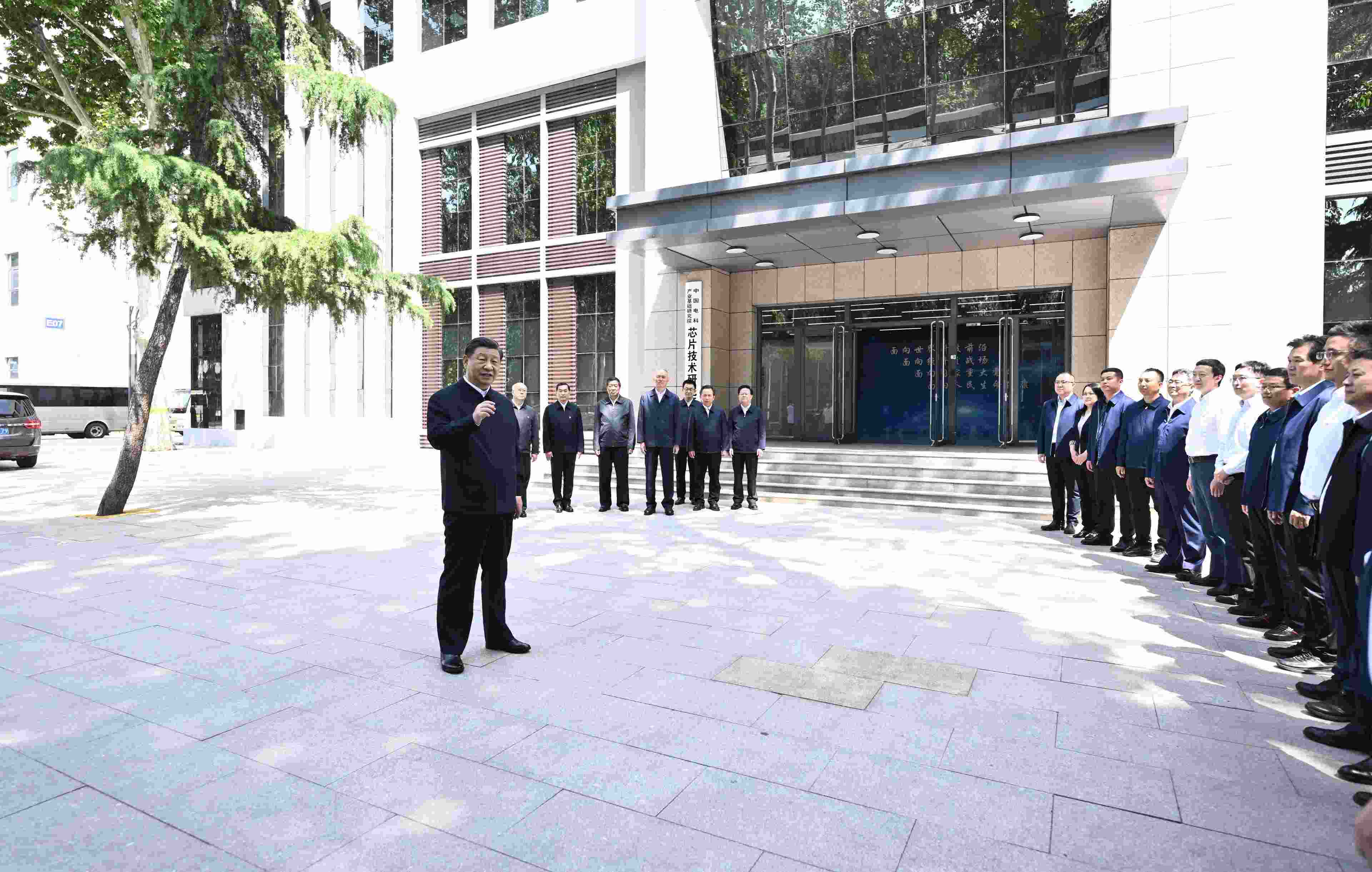 △2023年5月12日，習(xí)近平總書記在中國電科產(chǎn)業(yè)基礎(chǔ)研究院同科技工作者交流。