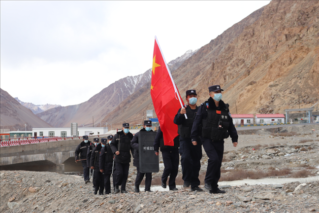 陳暢帶領(lǐng)民警巡邏。受訪者供圖