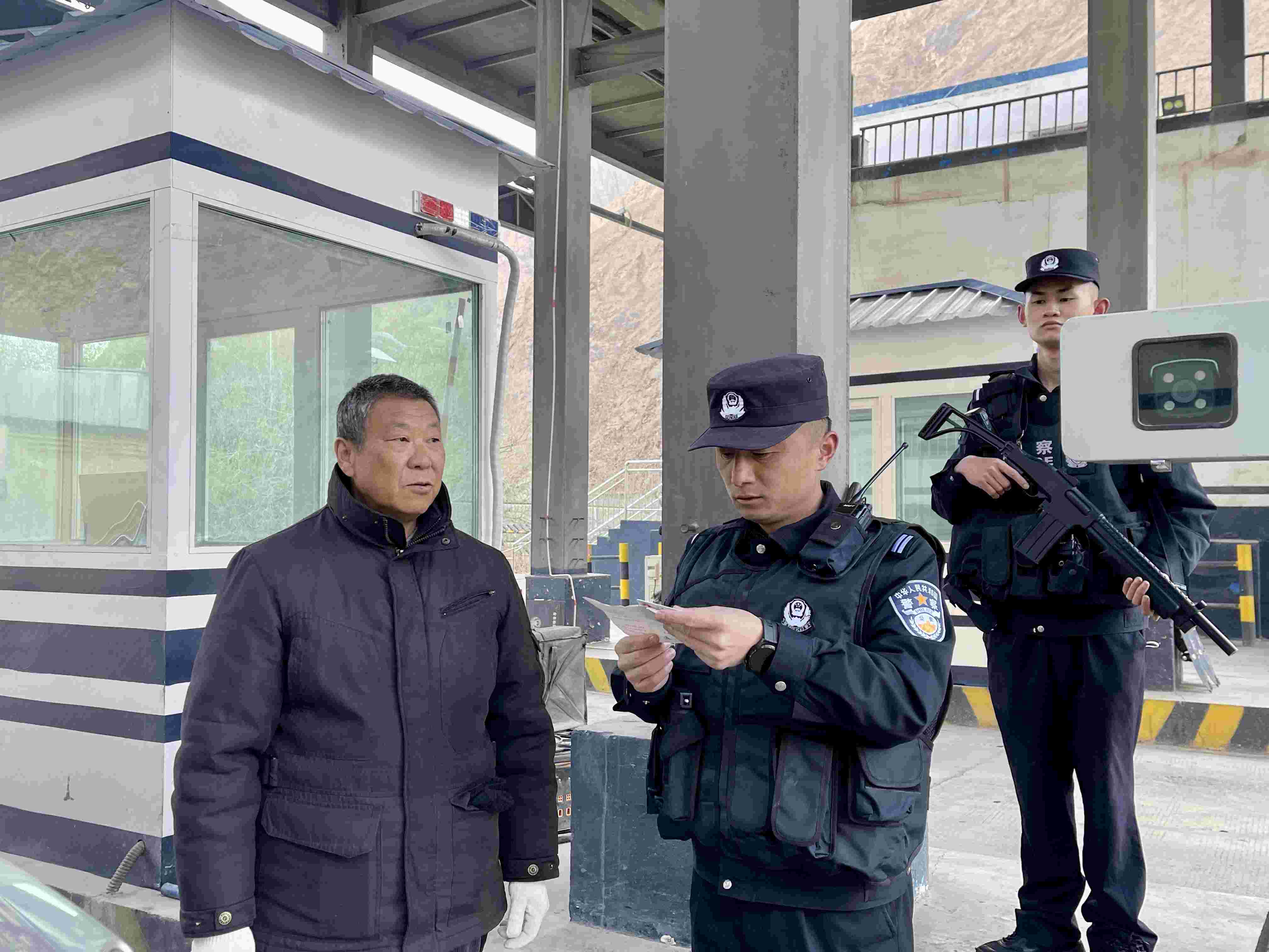 在庫(kù)地邊境檢查站，陳暢核對(duì)進(jìn)出邊境管理區(qū)人員信息。人民網(wǎng) 周靜圓攝