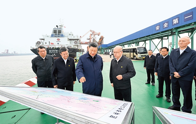 2023年5月11日至12日，中共中央總書記、國家主席、中央軍委主席習近平在河北考察，并主持召開深入推進京津冀協(xié)同發(fā)展座談會。這是11日下午，習近平在滄州市黃驊港煤炭港區(qū)碼頭考察。 新華社記者 李學仁/攝