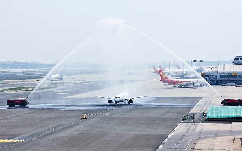 2023年5月28日，國(guó)產(chǎn)大型客機(jī)C919圓滿完成首次商業(yè)飛行，開(kāi)啟市場(chǎng)化運(yùn)營(yíng)、產(chǎn)業(yè)化發(fā)展新征程。圖為北京首都國(guó)際機(jī)場(chǎng)以水門(mén)禮迎接C919首個(gè)商業(yè)航班東航MU9191。 新華社發(fā) 魏萌/攝