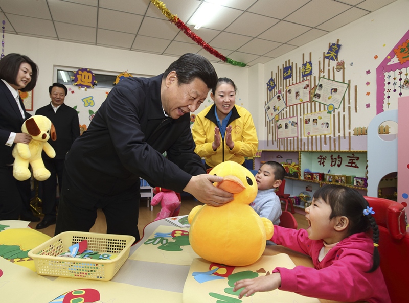 2014年1月28日，習(xí)近平總書記來到內(nèi)蒙古自治區(qū)呼和浩特市兒童福利院看望孩子們并贈(zèng)送新春禮物。
