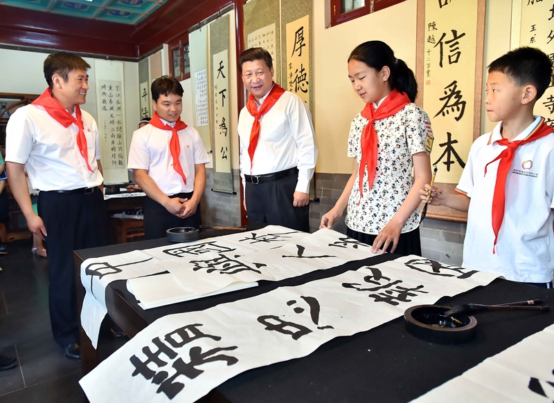 2014年5月30日，習(xí)近平總書記來到北京市海淀區(qū)民族小學(xué)，參加慶?！傲弧眹?guó)際兒童節(jié)活動(dòng)。