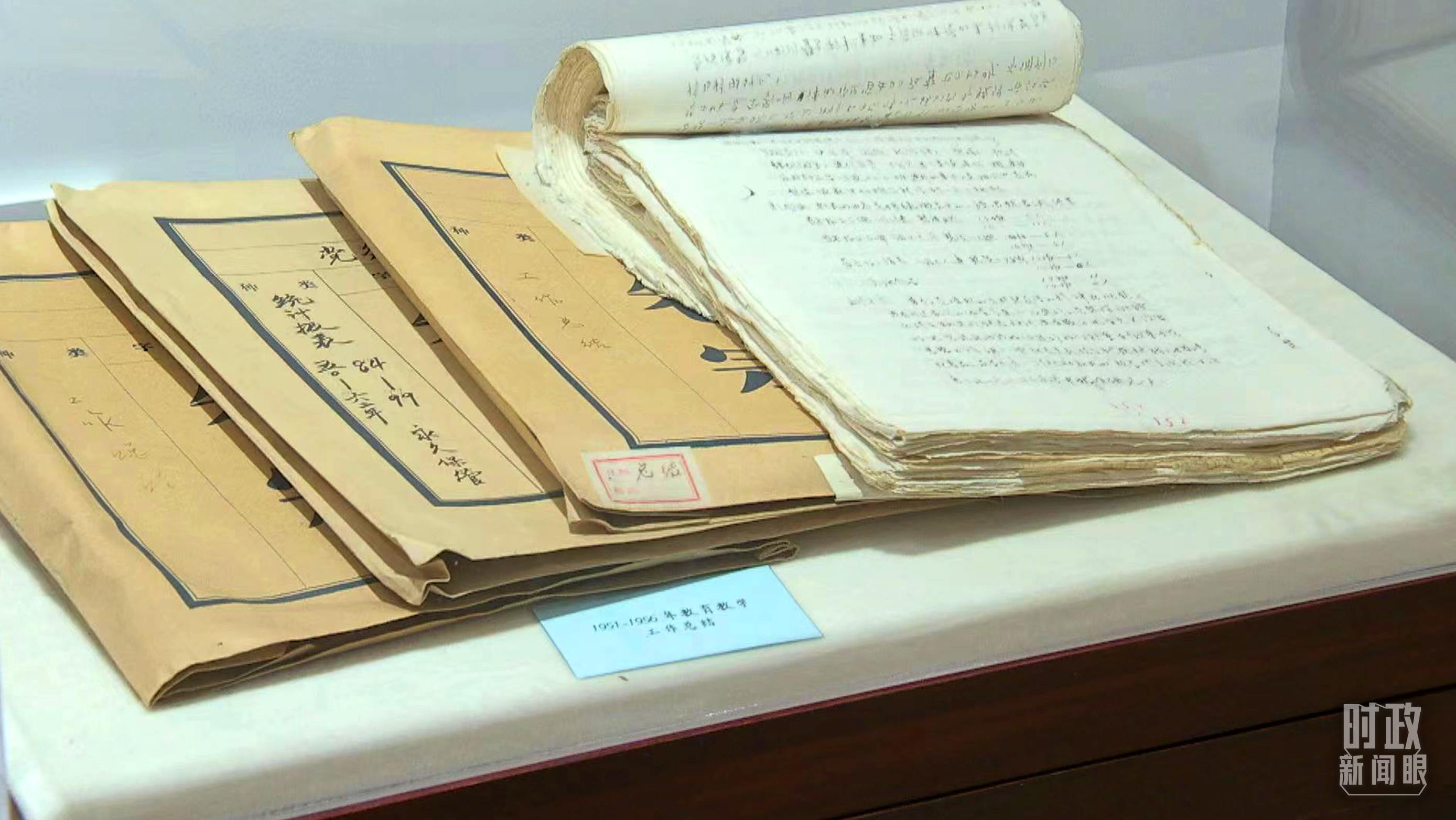 △校史館內(nèi)的教育教學工作總結(jié)展陳。（總臺央視記者金雨秋拍攝）