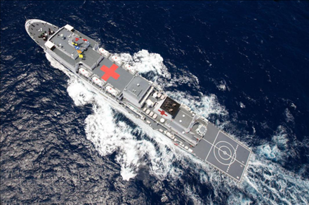 航行在大洋上的中國(guó)海軍“和平方舟”號(hào)醫(yī)院船。新華社記者 琚振華 攝
