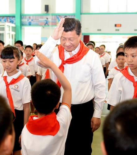 2014年5月30日，習(xí)近平總書記來到北京市海淀區(qū)民族小學(xué)，參加慶?！傲弧眹H兒童節(jié)活動(dòng)。新華社記者 李濤 攝