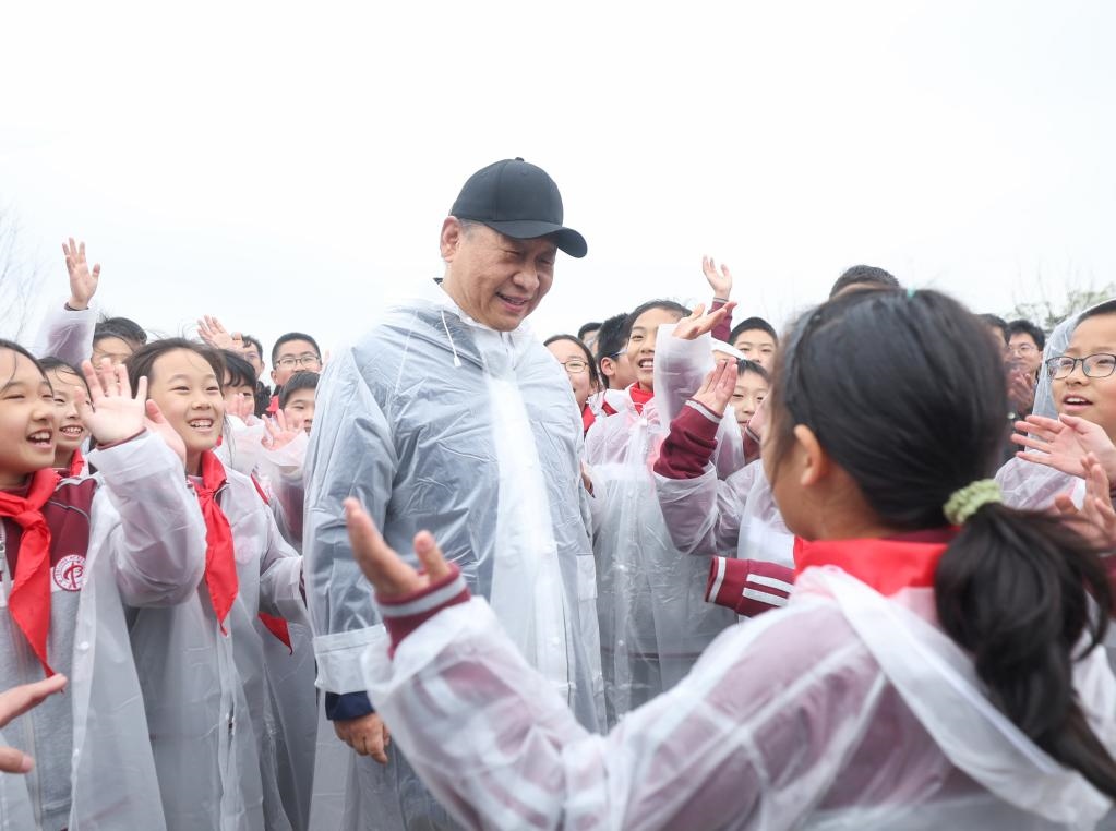 2023年4月4日，黨和國家領(lǐng)導(dǎo)人參加首都義務(wù)植樹活動(dòng)。這是植樹后，習(xí)近平總書記同在場的中小學(xué)生親切交談。新華社記者 鞠鵬 攝