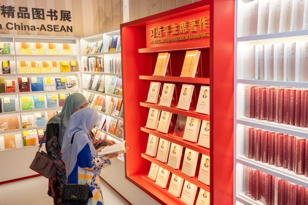5月30日，兩名讀者在馬來(lái)西亞吉隆坡國(guó)際書(shū)展中國(guó)主賓國(guó)活動(dòng)現(xiàn)場(chǎng)閱讀習(xí)近平主席著作。新華社記者朱煒攝