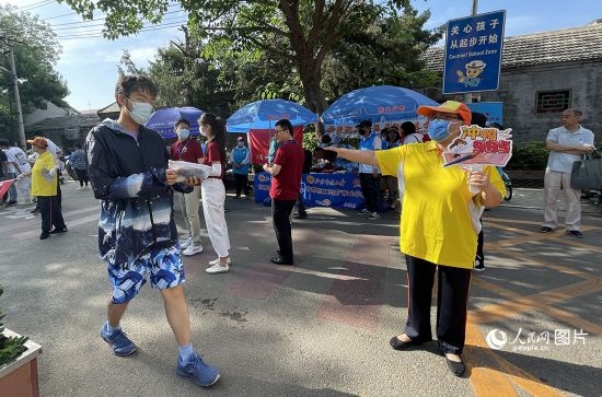 6月7日早8點，北京市第五中學門口考生正在按規(guī)定進入考場。人民網(wǎng)記者 池夢蕊攝
