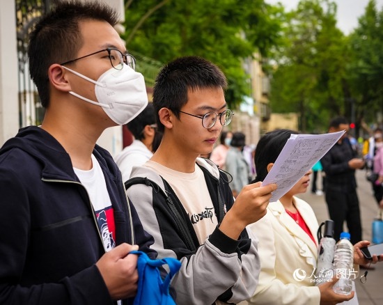 6月7日，在昆明市第五中學考場外，考生正利用最后時間復習備考。人民網(wǎng) 曾智慧攝