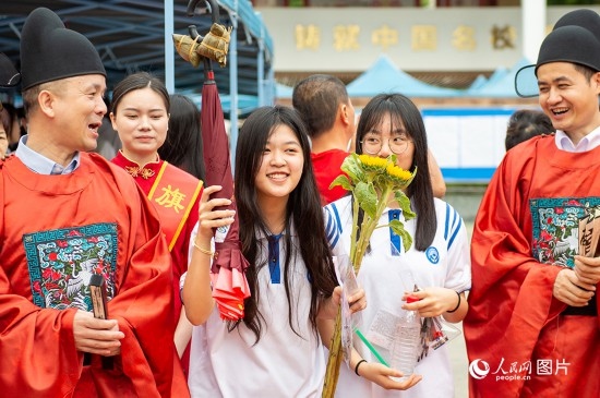 6月7日上午，在南寧市天桃實驗學校翠竹校區(qū)，老師們在為考生們加油鼓勁！人民網(wǎng)記者 嚴立政攝