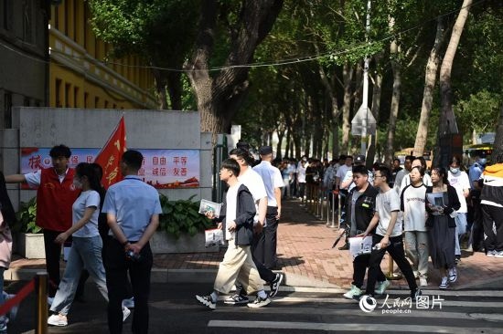 6月7日，在黑龍江省哈爾濱市第三中學高考考點，考生們有序進入考場。人民網(wǎng)記者 蘇靖剛攝