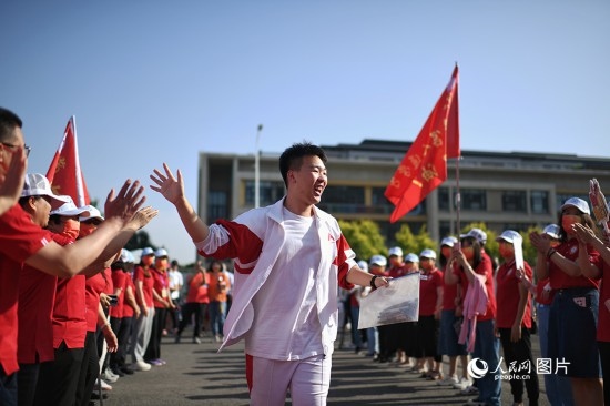 6月7日，在北京市人大附中通州校區(qū)考點，考生與送考老師擊掌加油。人民網(wǎng)記者 翁奇羽攝
