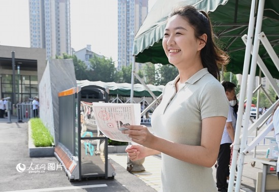 6月7日高考第一天，早上8點，一名考生充滿自信地步入鄭州市十一中考點。人民網(wǎng)記者 王玉興攝