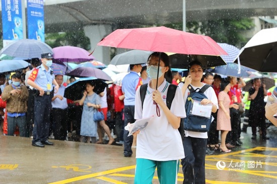 6月7日，海南華僑中學（高中部）考點，學子冒雨奔赴考場。人民網(wǎng)記者 孟凡盛攝
