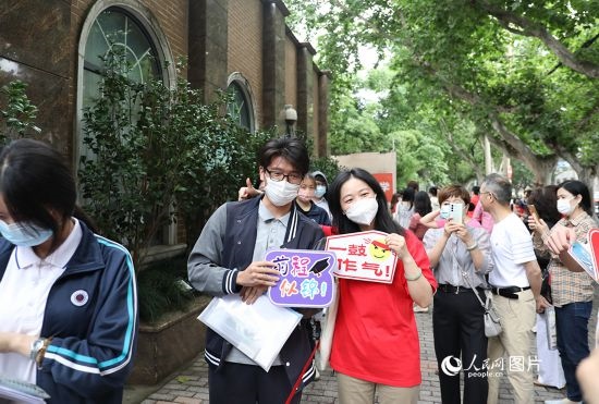 6月7日一大早，上海向明中學考場外，來自上海市盧灣高級中學的考生正在依次進場。人民網(wǎng)記者 龔莎攝