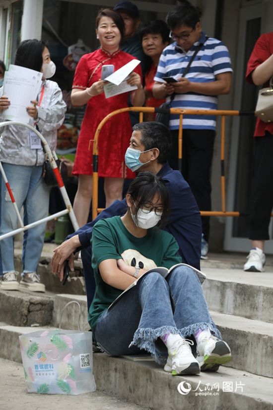 6月7日，沈陽市第一中學，學子靠在父親身邊做最后的沖刺。人民網(wǎng) 周頌雪攝