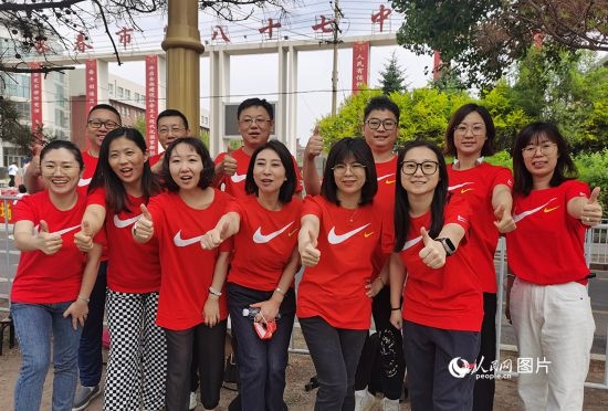 6月7日一早，陽光明媚，天氣涼爽，在長春市第八十七中學，考生們正陸續(xù)進入考場。親友團為參加高考的學子們加油鼓勁。人民網(wǎng)記者 王帝元攝