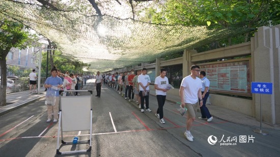 6月7日，烏魯木齊市第七十中學門口，考生們有序進入考場。人民網(wǎng) 李欣洋攝