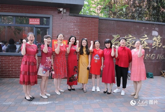 6月7日，在石家莊第二十七中學考點，家長身著旗袍，為高考的孩子們加油助威！紅紅火火、旗開得勝！人民網(wǎng)記者 周博攝