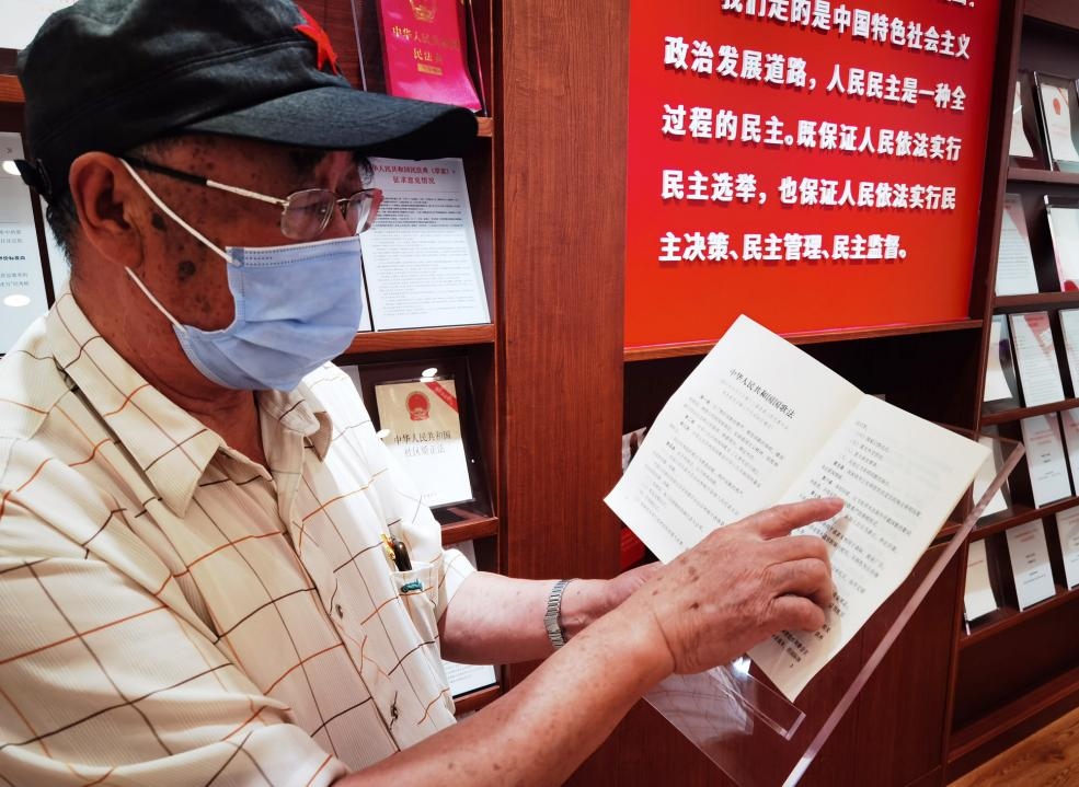 夏云龍給記者展示國歌法修改的內(nèi)容。人民網(wǎng)記者 唐小麗攝