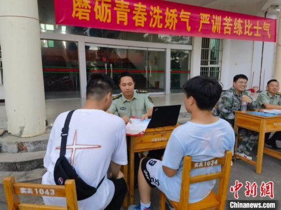 專武干部在講解相關(guān)政策。韋碩 攝