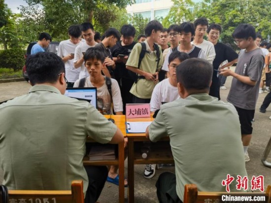專武干部在發(fā)放兵役登記證。韋碩 攝