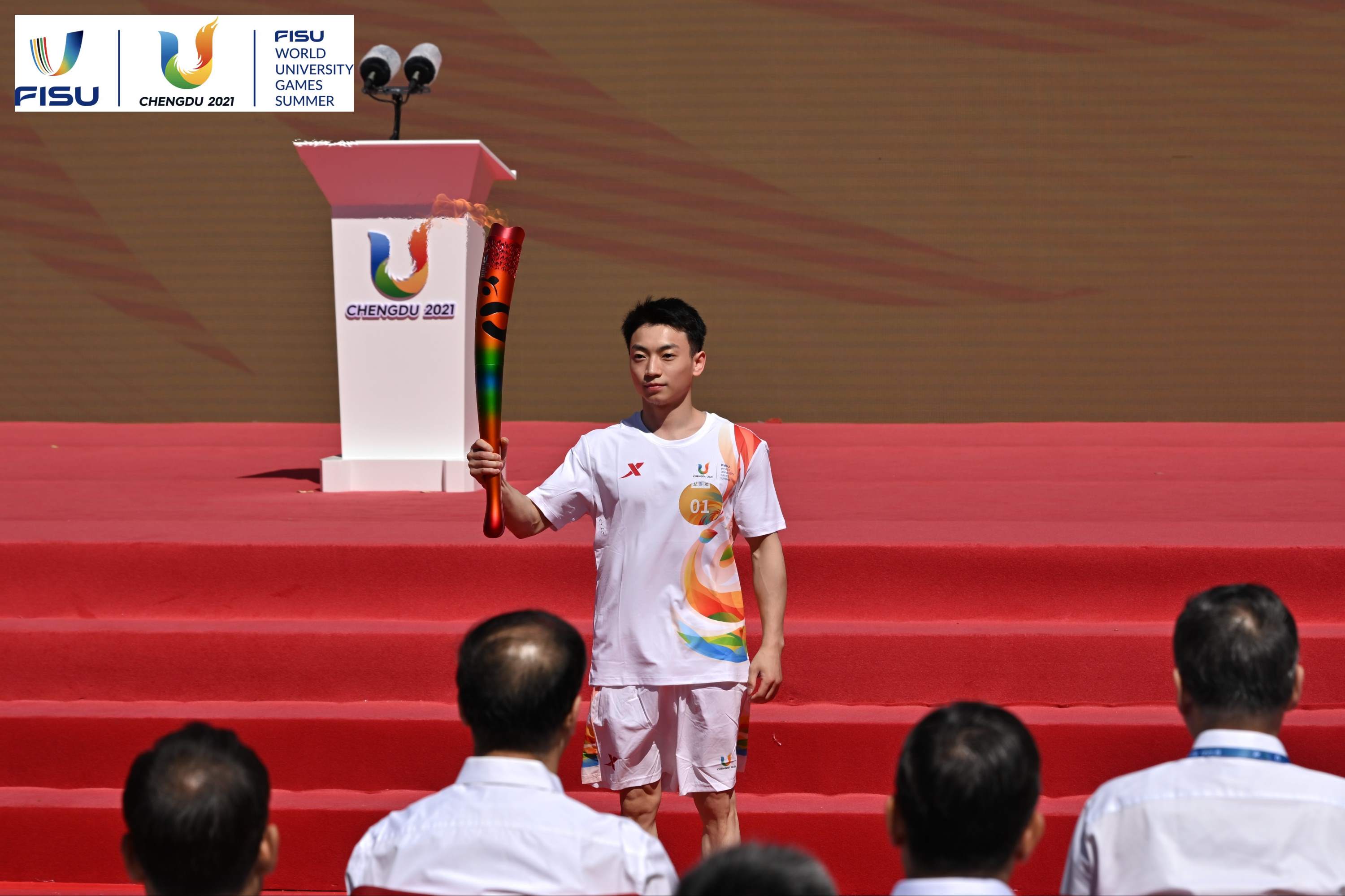 成都大運(yùn)會(huì)火炬手、奧運(yùn)冠軍鄒敬園高舉火炬。 圖片來(lái)源：成都大運(yùn)會(huì)執(zhí)委會(huì)供圖