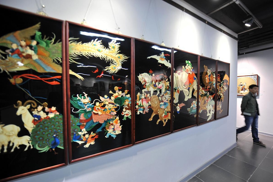 參觀者在唐都漆藝博物館參觀展出的漆器。新華社記者 詹彥 攝