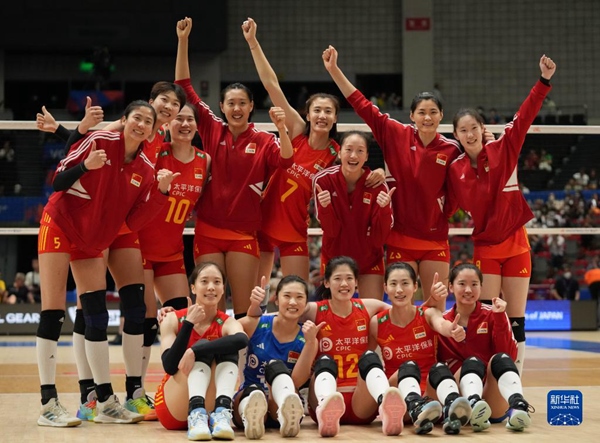 6月3日，中國隊(duì)球員在比賽后慶祝勝利。當(dāng)日，在日本名古屋舉行的2023世界女排聯(lián)賽分站賽中，中國隊(duì)以3比1戰(zhàn)勝荷蘭隊(duì)。新華社記者 張笑宇 攝