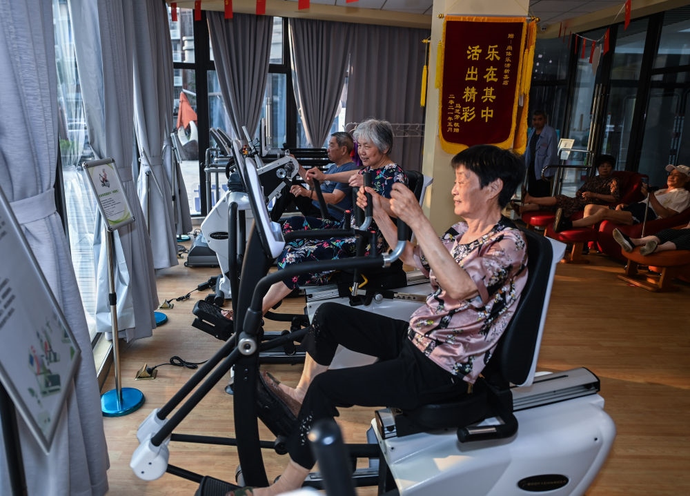在浙江嘉興市南湖區(qū)新嘉街道電子社區(qū)鄰里中心的長者運動健康之家內(nèi)，老人們在進行器械鍛煉（2023年6月14日攝）。新華社記者 徐昱 攝