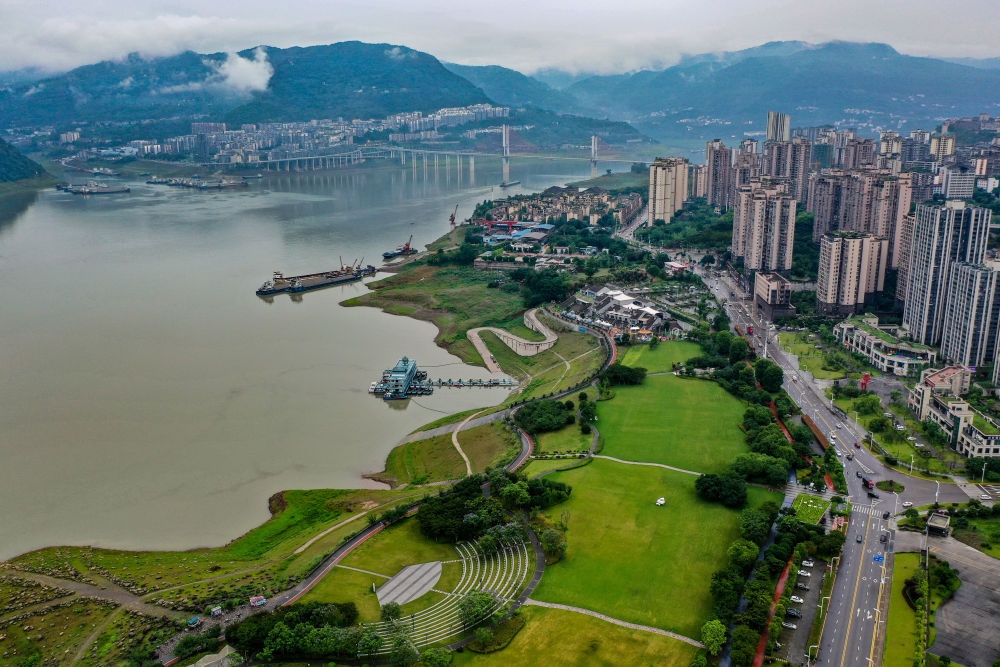 這是2023年6月7日拍攝的位于重慶市云陽縣的云陽城區(qū)環(huán)湖綠道（無人機照片）。當(dāng)?shù)貙⑸鷳B(tài)治理與生態(tài)修復(fù)結(jié)合起來，兼顧城市旅游和運動休閑等功能需要，打造環(huán)縣城兩江四岸33公里綠道。新華社記者 唐奕 攝