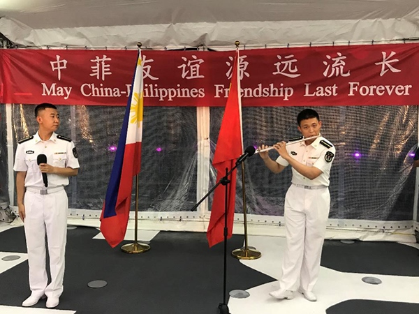 艦上官兵表演歌舞、民樂、武術(shù)等節(jié)目。中國駐菲律賓大使館供圖