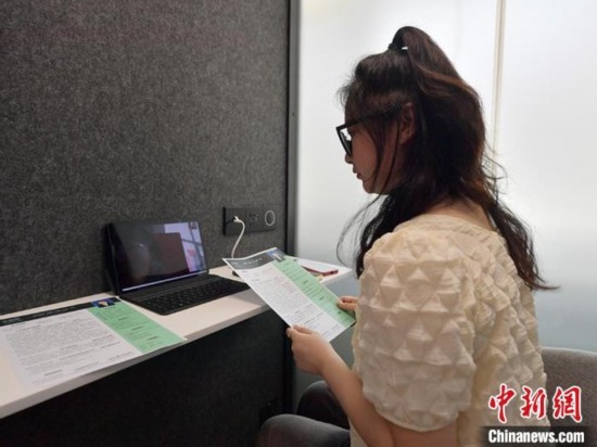 學(xué)生通過“云面試空間”進(jìn)行求職面試。劉棟 攝