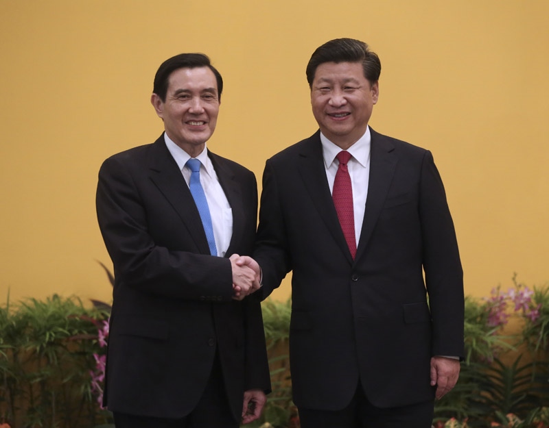 2015年11月7日，兩岸領(lǐng)導(dǎo)人會面在新加坡香格里拉大酒店舉行。這是習(xí)近平主席與時任臺灣地區(qū)領(lǐng)導(dǎo)人馬英九握手。