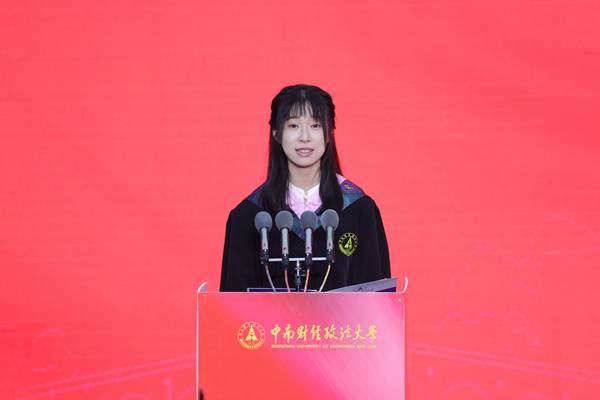 王若研在畢業(yè)典禮上發(fā)言。崔楨楨 攝