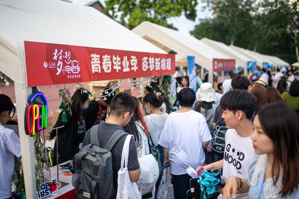 市集現(xiàn)場(chǎng)。人民網(wǎng)記者 翁奇羽攝