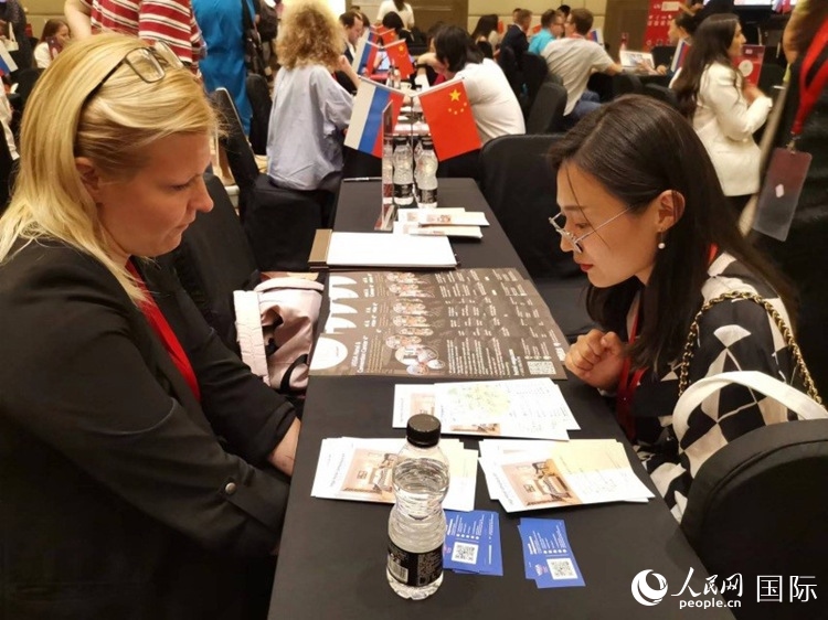 中俄旅游行業(yè)代表在北京路演活動現(xiàn)場面對面溝通。人民網(wǎng)記者 楊倩攝