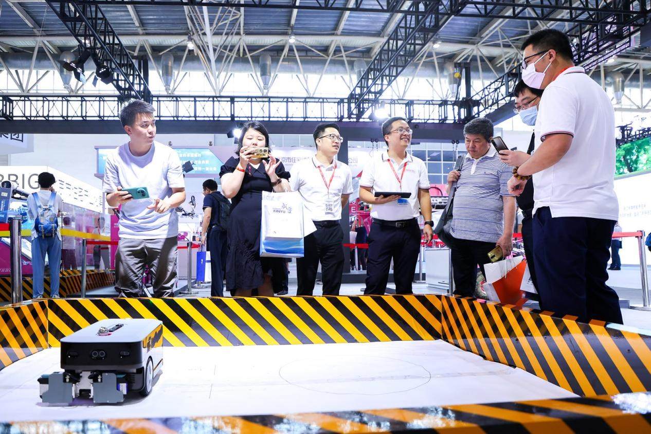 講解員向觀眾介紹智能劃線(xiàn)機(jī)器人。來(lái)源：受訪方供圖