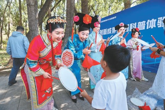 昨天上午，“奮進新征程 建功新時代”2023年懷柔區(qū)第十八屆京韻滿鄉(xiāng)文化旅游節(jié)正式開幕，豐富多彩的文化演出吸引大批游客來此體驗別具特色的滿族文化。本報記者 甘南攝