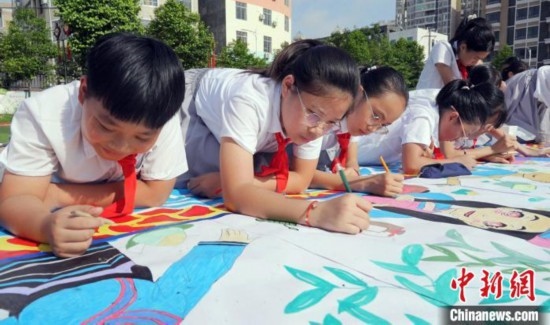 圖為學(xué)生們用手中畫筆在進行創(chuàng)作。 興業(yè)縣融媒體中心供圖
