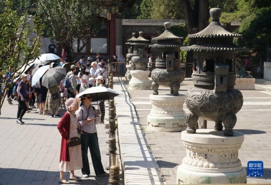 6月22日，游人在北京頤和園參觀游覽。新華社記者 任超 攝