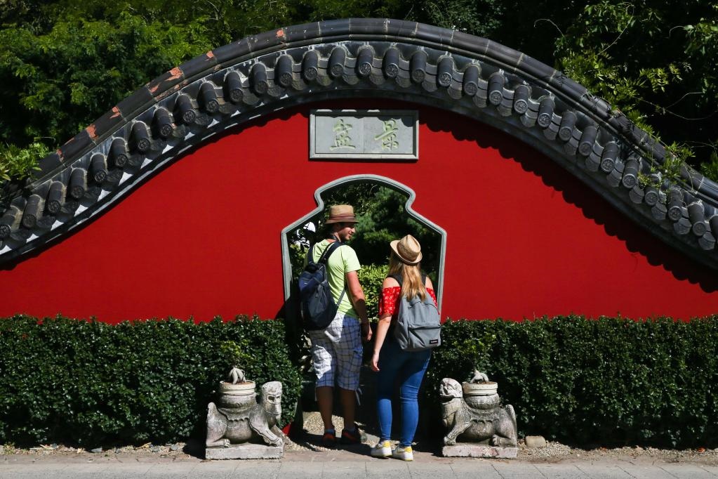 在比利時(shí)布呂熱萊特市，游客參觀天堂動(dòng)物園的中國(guó)園。