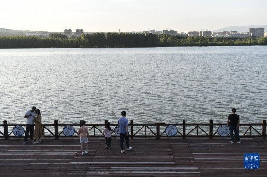 6月23日，游人在三門峽市黃河公園內(nèi)休閑。