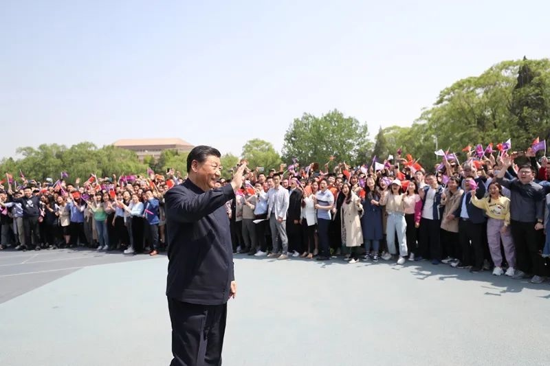 2021年4月19日，在清華大學(xué)建校110周年校慶日即將來(lái)臨之際，習(xí)近平來(lái)到清華大學(xué)考察。圖為習(xí)近平離開(kāi)學(xué)校時(shí)，同師生們揮手致意。新華社記者 鞠鵬 攝