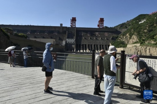 6月23日，游人在黃河三門峽大壩風(fēng)景區(qū)內(nèi)游覽。